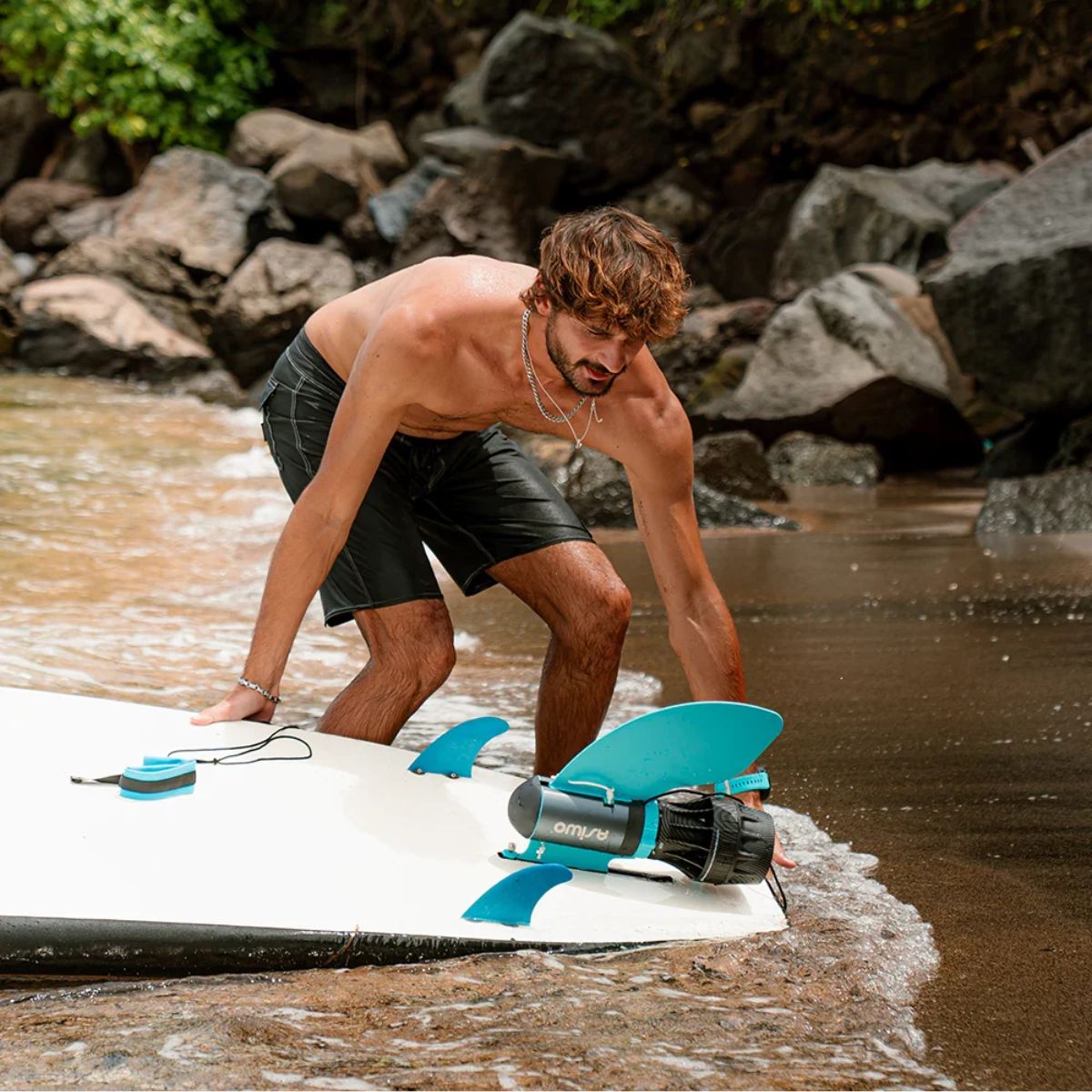 Hand holding asiwo u1 motor